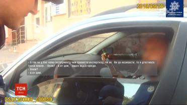 В Черновцах водитель, которого остановили за нарушение ПДД, выпил пива на глазах у копов
