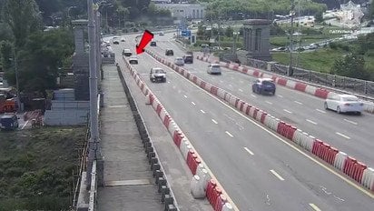 На мосту Патона пьяный водитель наехал на ограничитель и перевернулся