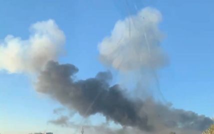 У Дніпрі пролунали вибухи: над містом піднявся стовп диму