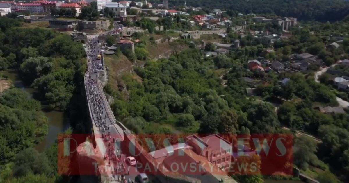 УПЦ МП проводит многотысячный крестный ход между городами несмотря на карантин