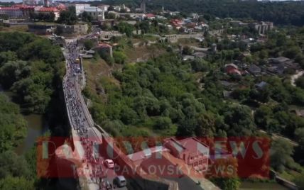 УПЦ МП проводит многотысячный крестный ход между городами несмотря на карантин