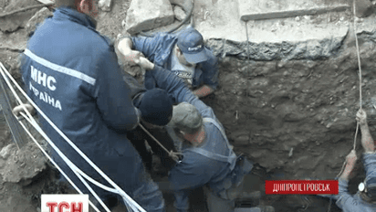 В Днепропетровске двух людей засыпало землей