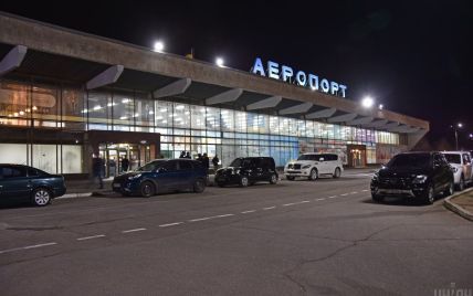 Крали гаджети, парфуми та смаколики: у аеропорту Херсона викрили банду вантажників
