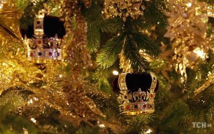 Виндзорский замок украсили к Рождеству: как выглядит 7-метровая ель королевы Елизаветы II