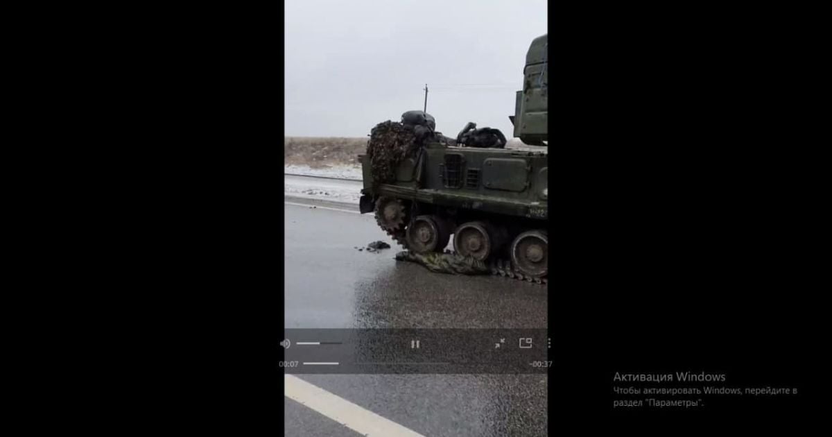 Під Харковом окупанти покидали військову техніку "Z" і накивали п'ятами, гублячі черевики (відео)