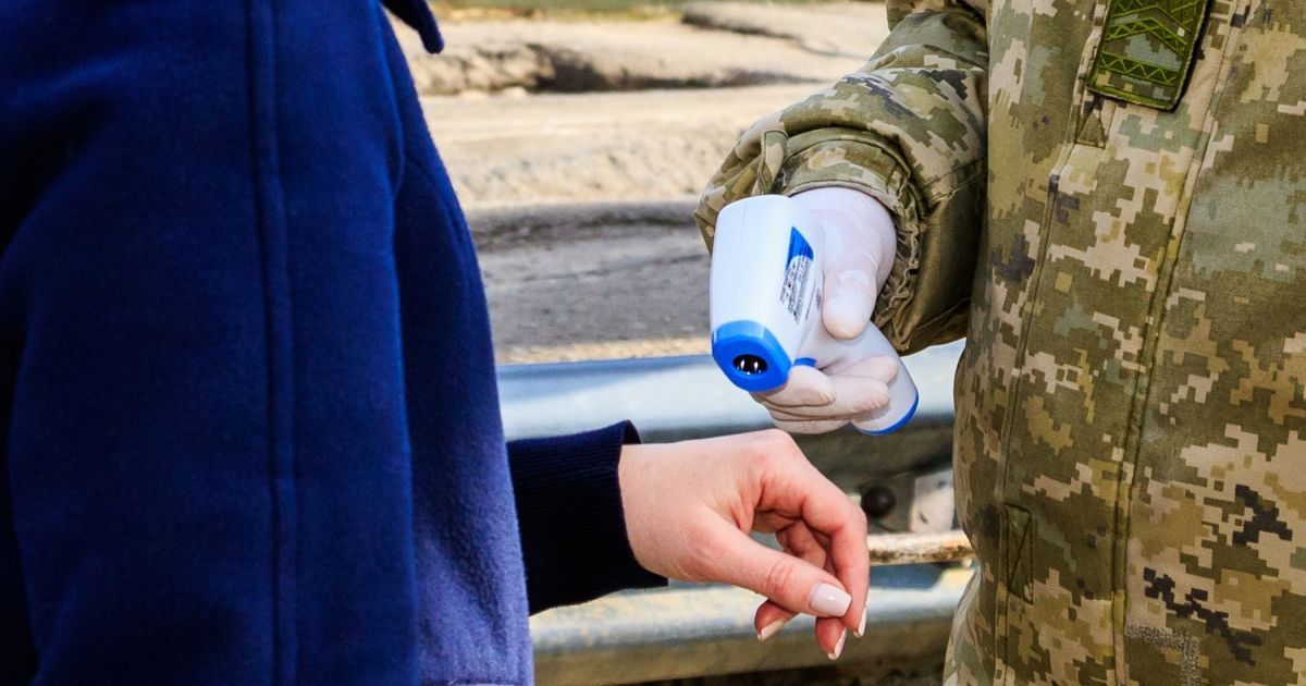 То проверяют, то пропускают просто так: как на въездах в Киев проводят температурный скрининг