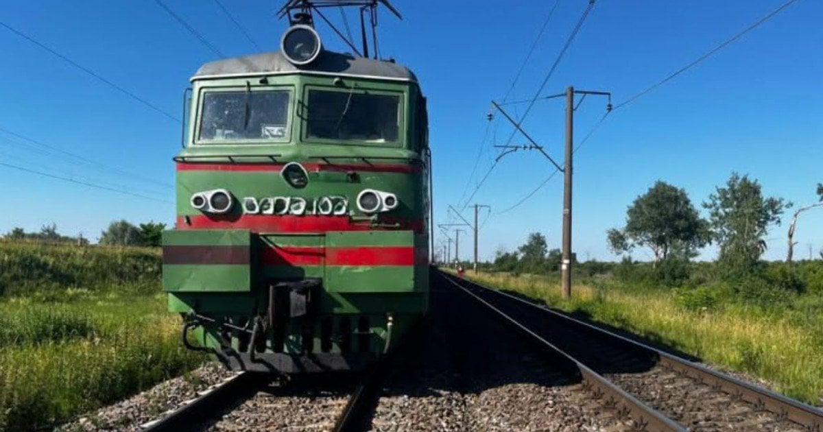 На Львівщині вантажний потяг збив людину: подробиці
