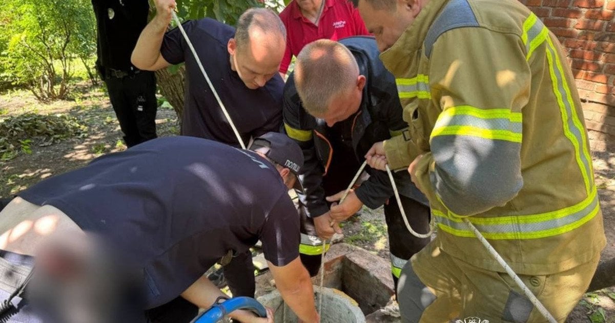 Хлопчика дістали рятувальники