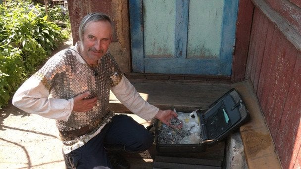 Олександр Пономаренко створив кольчугу з понад 4500 українських монет / © «Суспільне Чернігів»