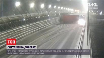 Зимова дорога: у столиці сталась ДТП за участю вантажівки