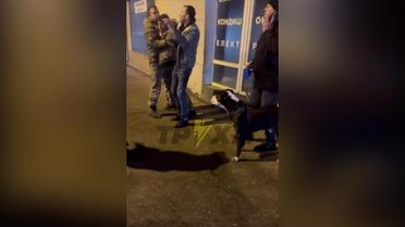 У Харкові троє чоловіків з пістолетами атакували автобус ТЦК з мобілізованими