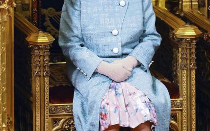 В синем платье и без фотографии Меган и Гарри: Елизавета II записала рождественскую речь