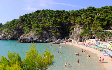 На островах Италии будут штрафовать туристов, которые едят из пластика на пляже
