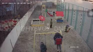 У Дніпрі чоловік накинувся з кулаками на 9-річного хлопчика на дитячому майданчику