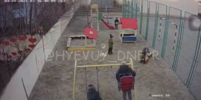 У Дніпрі чоловік накинувся з кулаками на 9-річного хлопчика на дитячому майданчику