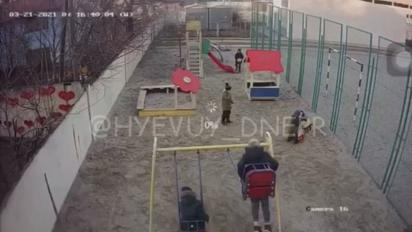 В Днепре мужчина набросился с кулаками на 9-летнего мальчика на детской площадке