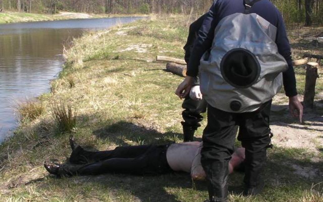 Водолази знайшли і доставили до берега тіло чоловіка. / © facebook.com/yury.bileckiy