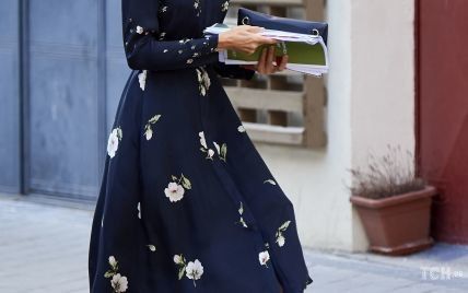 В милом цветочном платье: королева Летиция посетила рабочую встречу