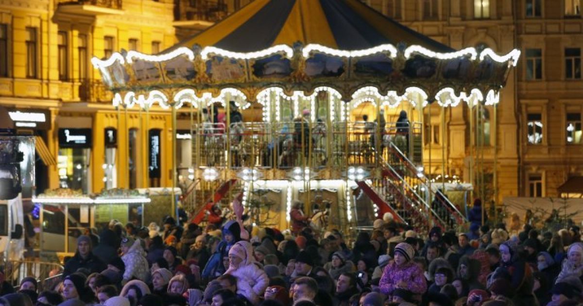 У Києві засяяла прекрасна 24-метрова ялинка / © УНІАН