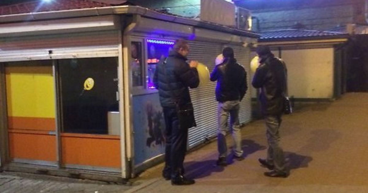 Молодь купує "Повітря Ібіци" в кіоску, де продавали спайс.