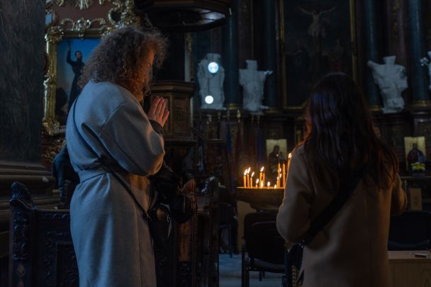 Віряни в церкві / © Pexels