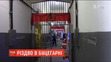 Різдвяний настрій у тюрмі: в Ріо-де-Жанейро в'язні прикрасили камери і коридори