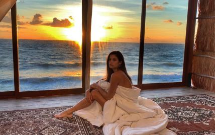 Обнаженная в одеяле: Сара Сампайо поделилась новыми фото из отпуска