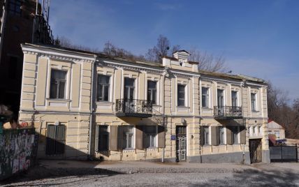 В Киеве прокуратура через суд обязала владельца Доходного дома на Андреевском спуске заключить охранный договор