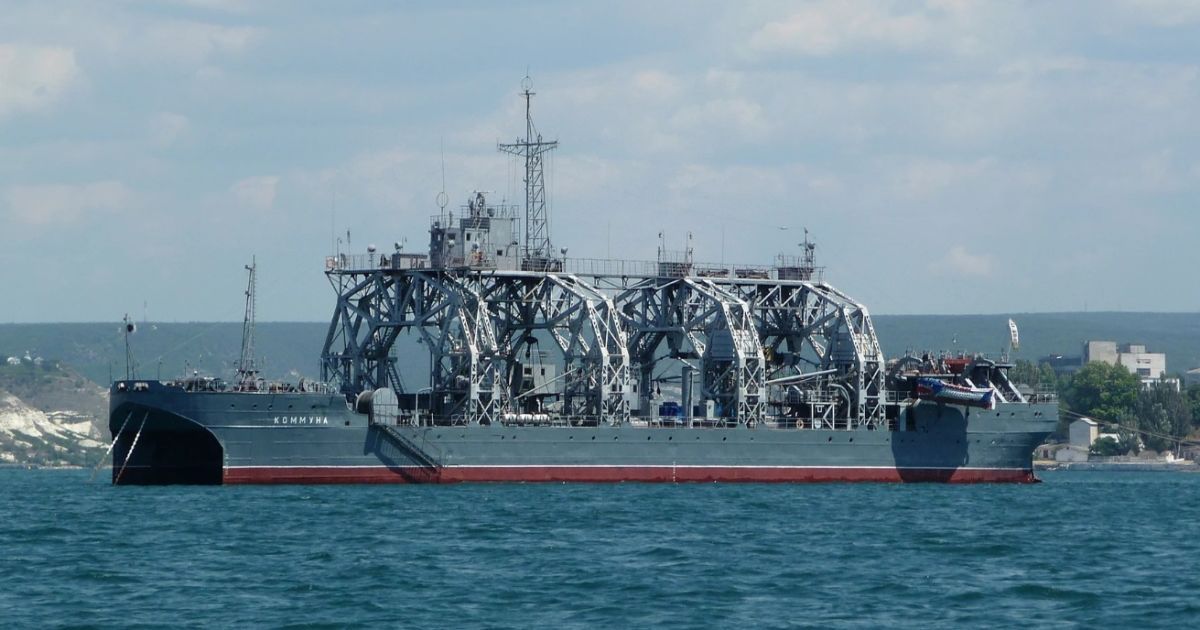 Російський військовий рятувальний корабель "Комуна" в Севастополі 2009 року