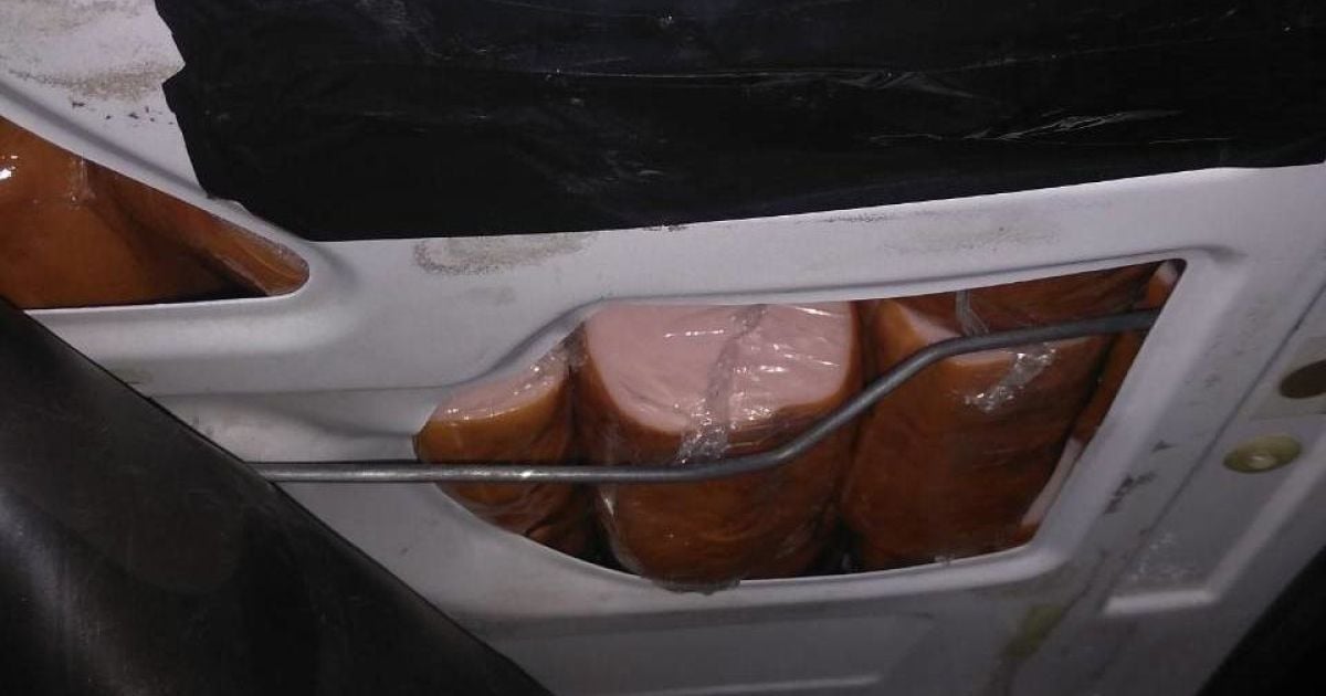 Таможенники стали свидетелями, как в Chrysler вместили десятки килограммов ветчины