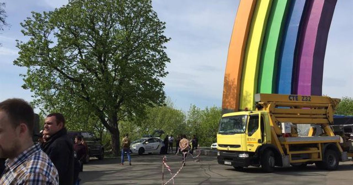 В центре Киева блокируют перекрашивание Арки дружбы народов