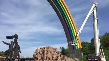 У центрі Києва заблокували роботи із перефарбовування Арки дружби народів / © Цензор.нет