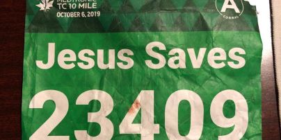 У марафонца с псевдонимом “Иисус спасает” случился сердечный приступ. Ему оказал помощь бегун по имени Иисус