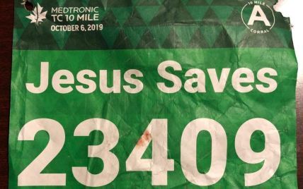 У марафонца с псевдонимом “Иисус спасает” случился сердечный приступ. Ему оказал помощь бегун по имени Иисус