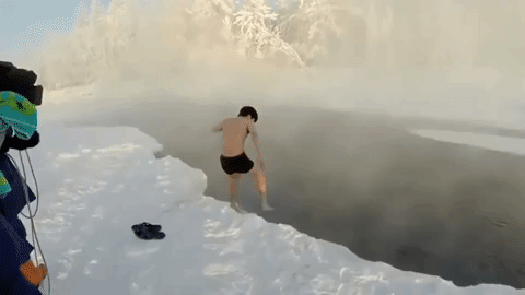 У Мережі з’явилося відео, на якому чоловік занурюється у воду за -60