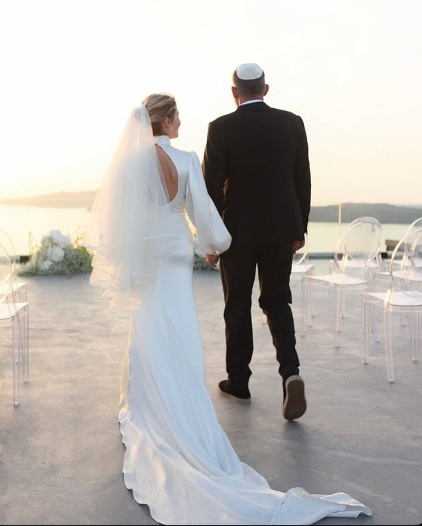 KOLA з чоловіком на весіллі / © instagram.com/kola__official