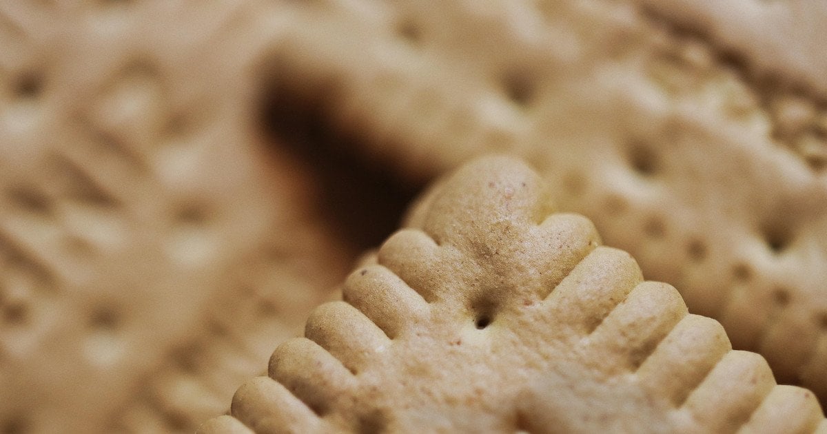 Приготовить торт из печенья очень легко