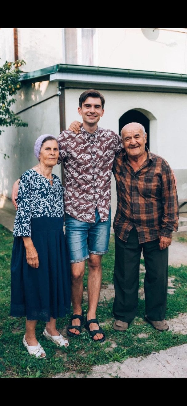 Дід Толя з онуком і дружиною / © facebook.com/vnuk.dida