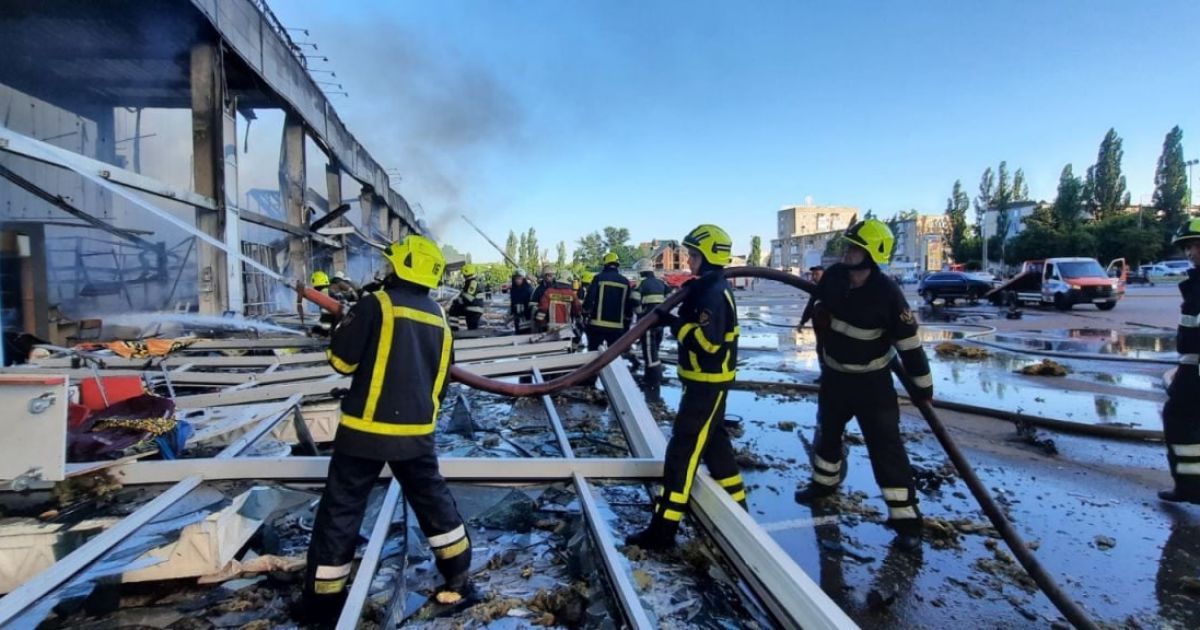 Пожежа в ТЦ Кременчука - 115 рятувальників приборкують вогонь (фото)