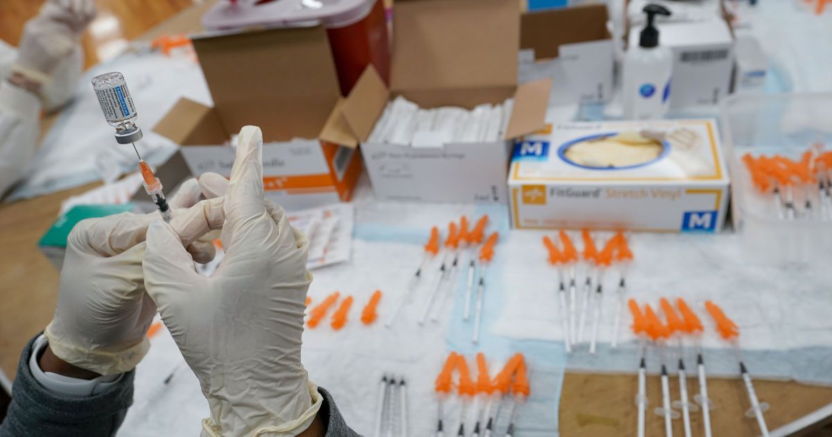В Івано-Франківську заохочують до вакцинації грошима на проїзд і квитками на футбол