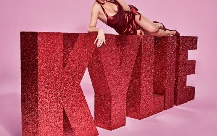 Кайли Дженнер в сексуальном платье позировала в стиле мюзикла "Чикаго"