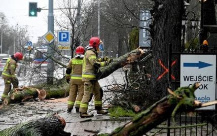 Грози з градом і снігові бурі: у Польщі через негоду постраждали люди, заблоковано дороги і немає світла (фото, відео)