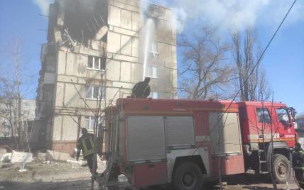 В Рубежном снаряд попал в многоэтажку: погибли двое детей (фото)