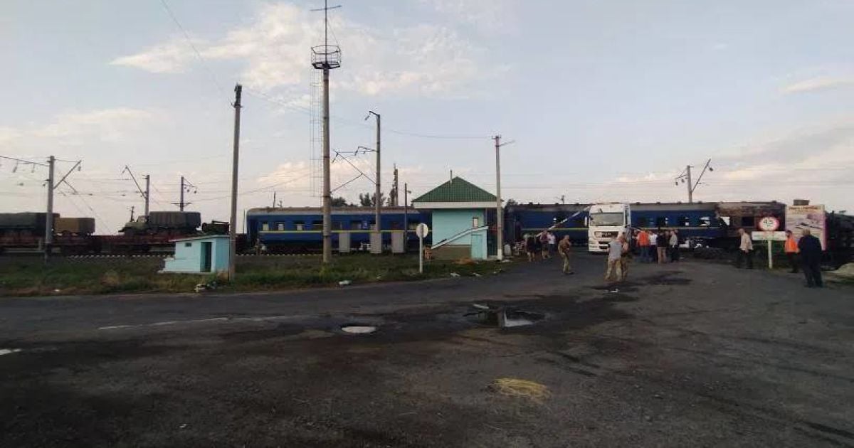 В Полтавской области поезд врезался в грузовой трейлер: ряд рейсов задерживается, есть пострадавшие (фото)