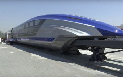 В Китае представили самый быстрый в мире поезд