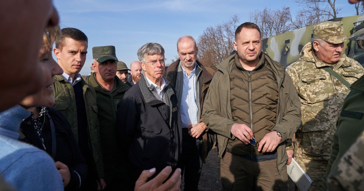 Посли іноземних країн відвідали район розведення сил біля Петрівського та Золотого