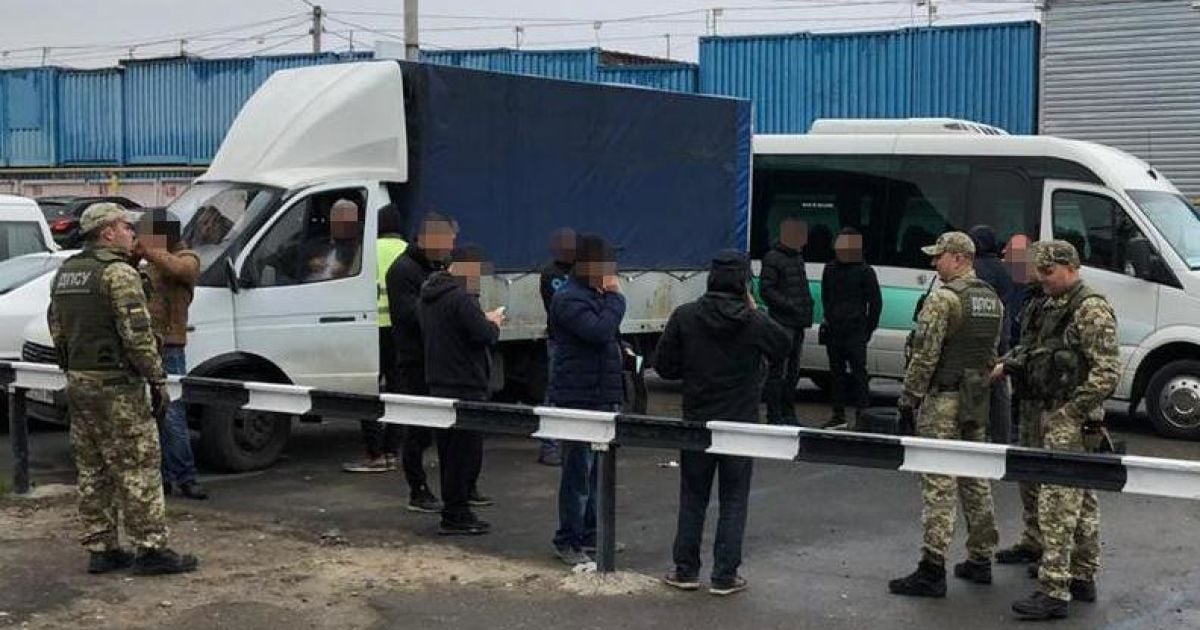 Рейд по ринку "7-й кілометр": в Одесі прикордонники затримали 28 нелегалів