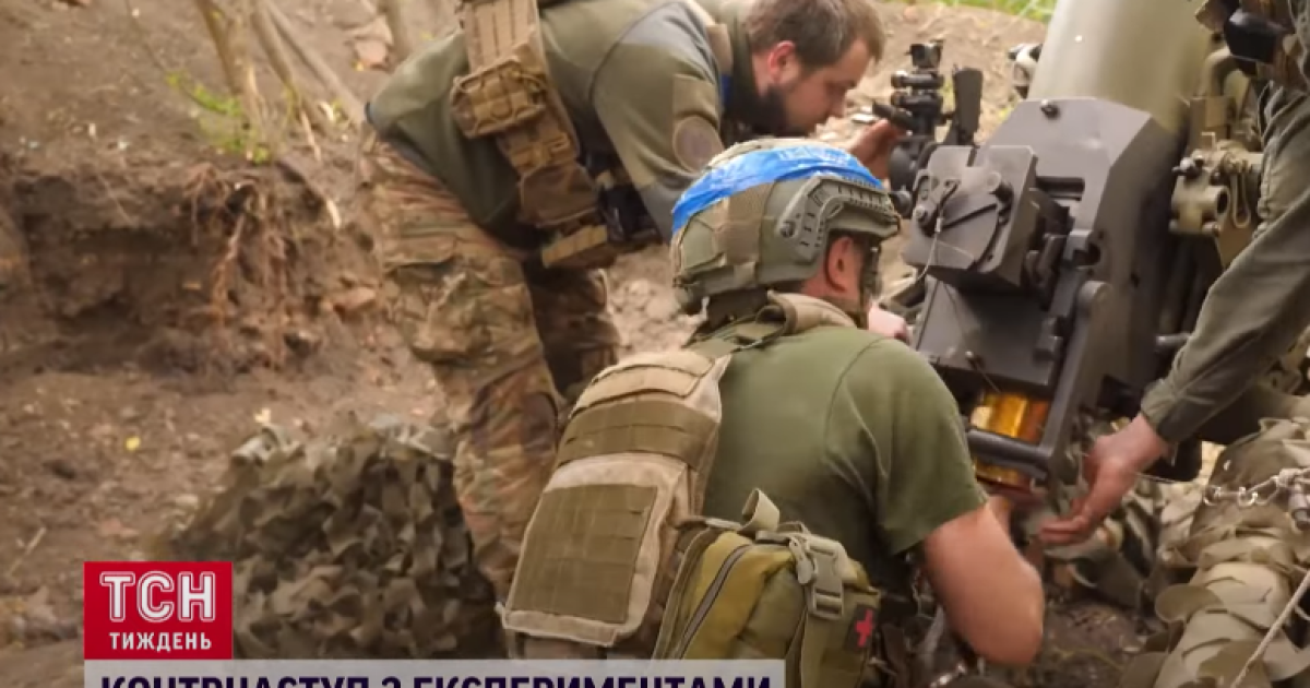 Українські військові заряджають гаубицю Melara