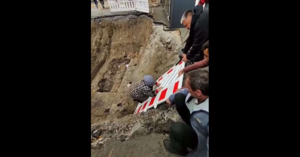 У Мережі оприлюднили відео порятунку пенсіонерки, яка впала в розриту яму в Києві