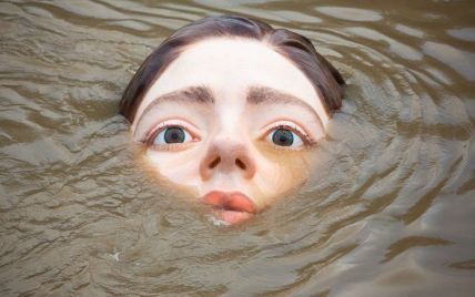 Девушка, которая тонет: загадочная скульптура подняла переполох в испанском Бильбао